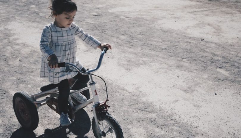 Sådan vælger du den rette cykelhjelm til din baby
